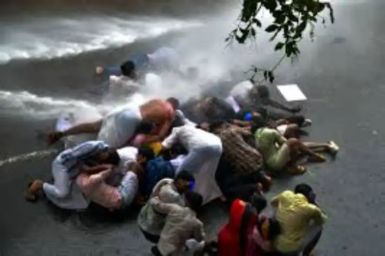 UP: CMO suspended, booked in Sultanpur for 'burn govt's effigy' remark