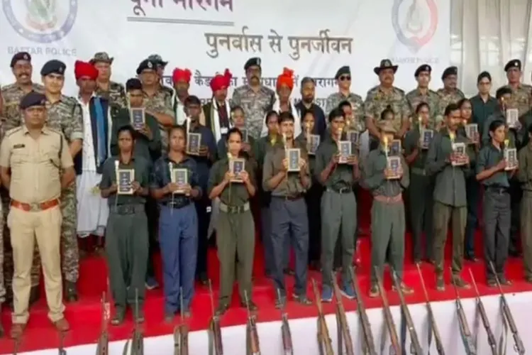 Chhattisgarh: 21 Naxalites surrender before police, surrender after surrendering; administration assures rehabilitation Chhattisgarh: 21 Naxalites surrender before police, surrender after surrendering; administration assures rehabilitation