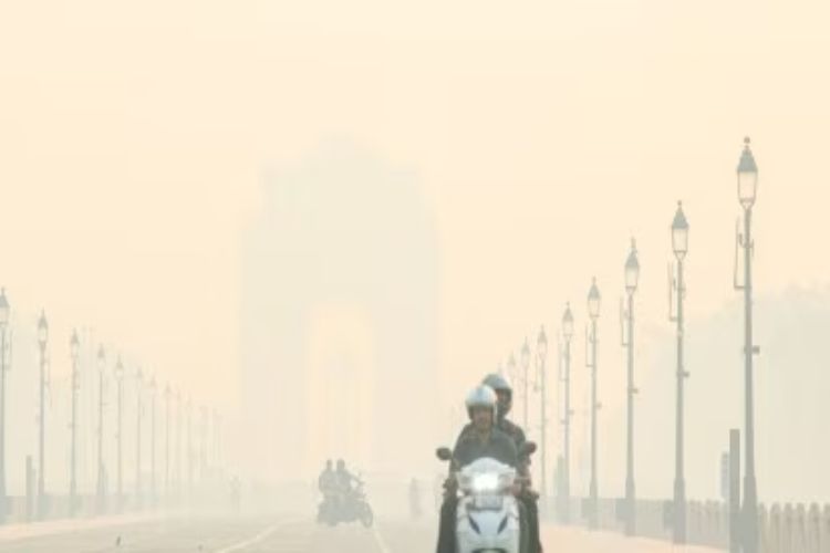 Delhi's air quality is 'very poor', and the city is engulfed in fog and smog.