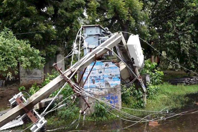 More than 11,000 power employees deployed in Andhra Pradesh during Cyclone 'Montha': Chief Secretary