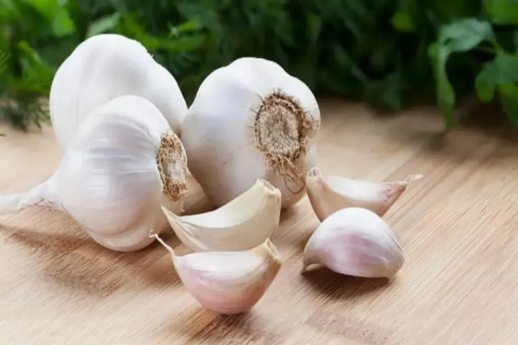 What effect will it have on your body if you eat raw garlic continuously for 30 days?