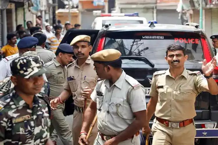 The Special Investigation Team (SIT) will begin its work in West Bengal today, and the political atmosphere has heated up.