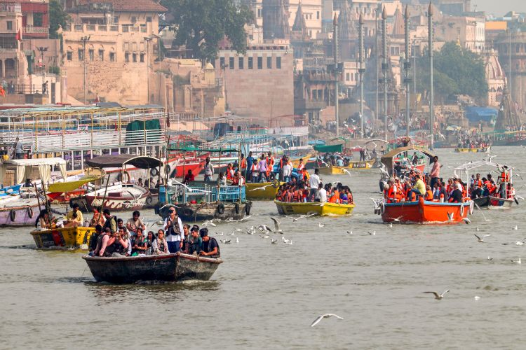 A mother and daughter were swept away by strong currents while crossing a river in Latur.