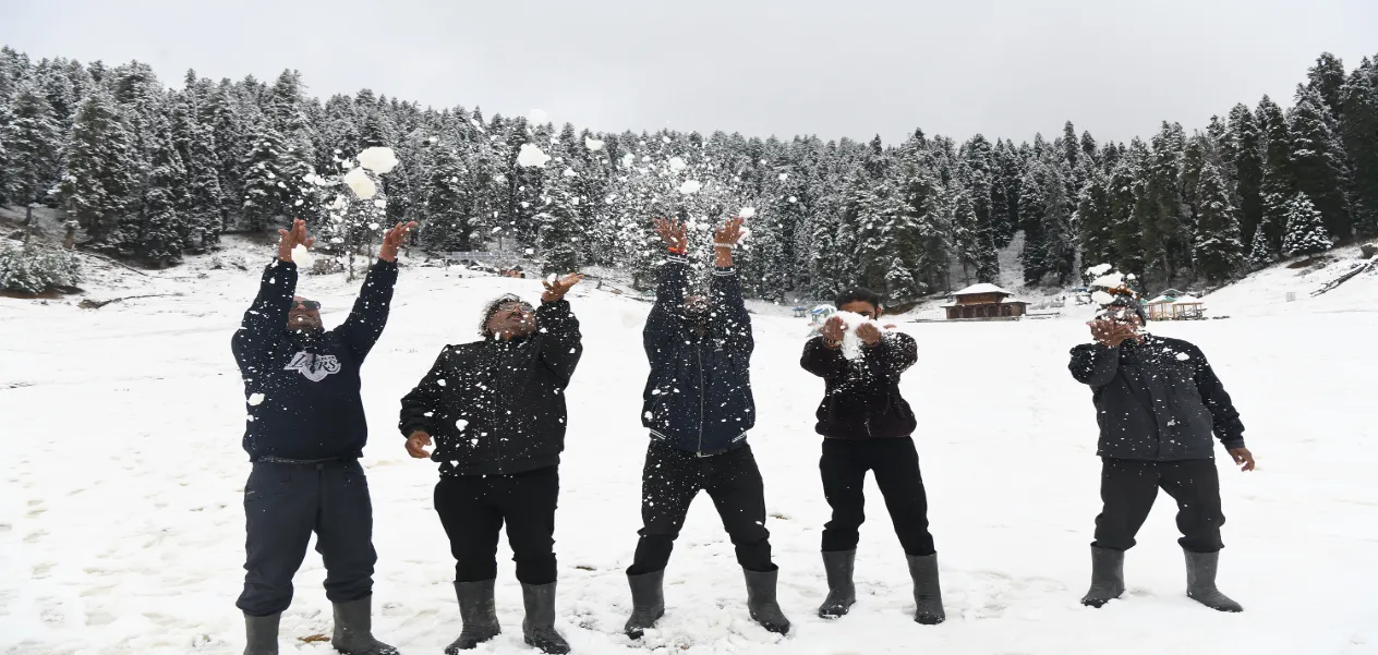 Snowy beauty of Gulmarg in pictures: The enchanting beginning of winter in Kashmir.