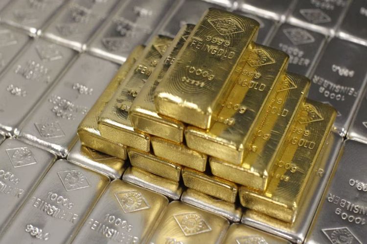 Gold and silver prices rise in futures market.