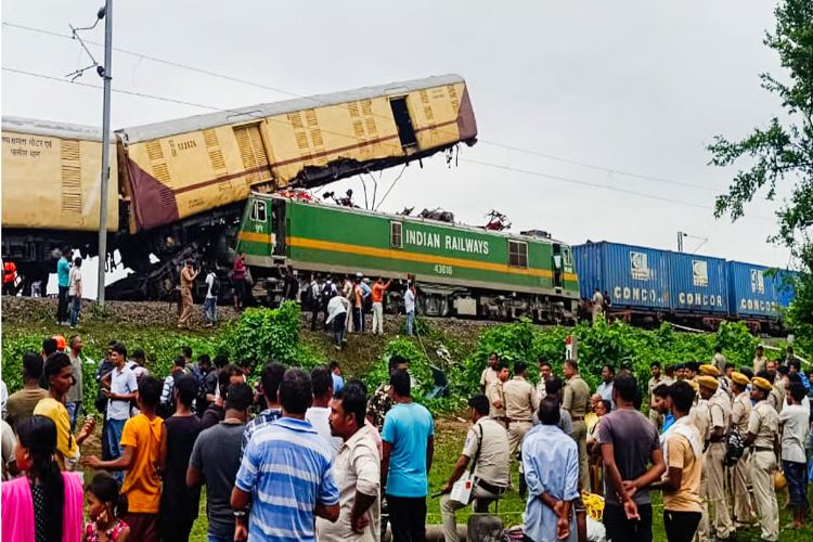 Railway union stops local train to protest FIR against engineers in accident case