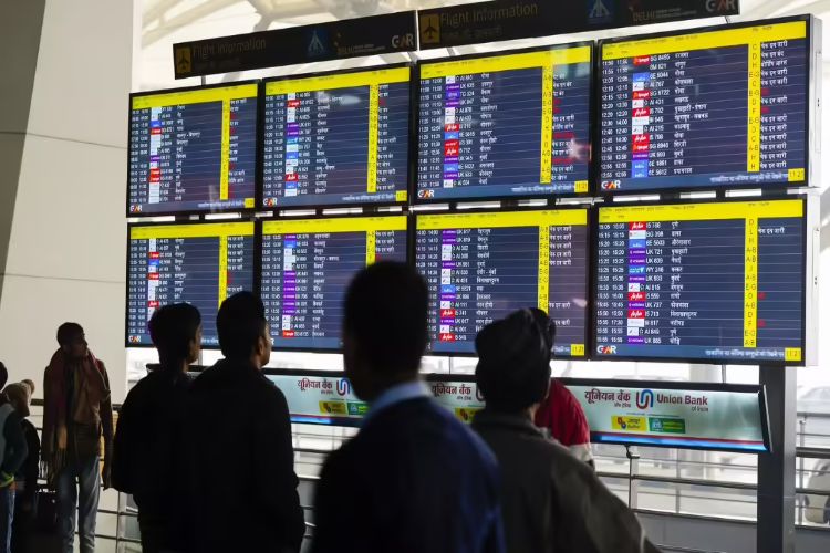 A technical glitch in air traffic control at Delhi airport caused delays to more than 300 flights.