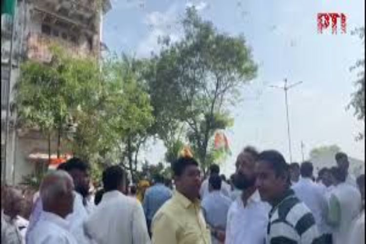 Vande Mataram: BJP workers protested outside Abu Azmi's house in Mumbai.