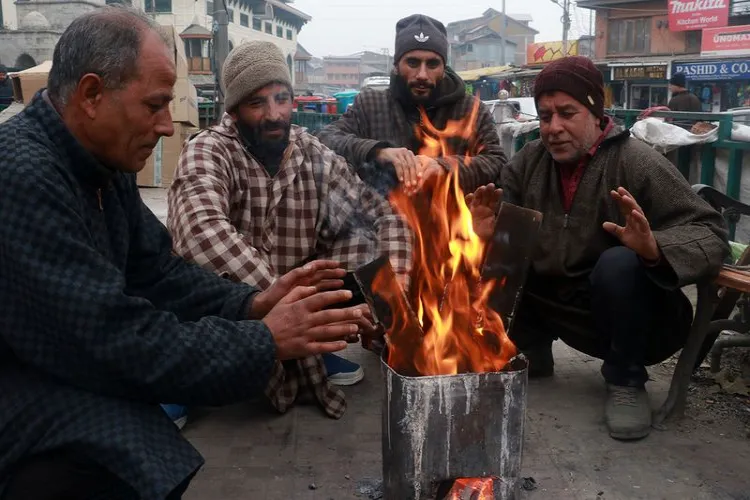 Kashmir: Winter arrives, Srinagar records season's coldest night, minus 2.1 degrees Celsius