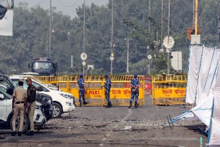 Police trace vehicles parked near the car involved in the Red Fort blast