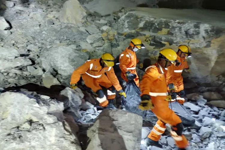 Sonbhadra: Laborer dies in stone mine collapse, a dozen still trapped
