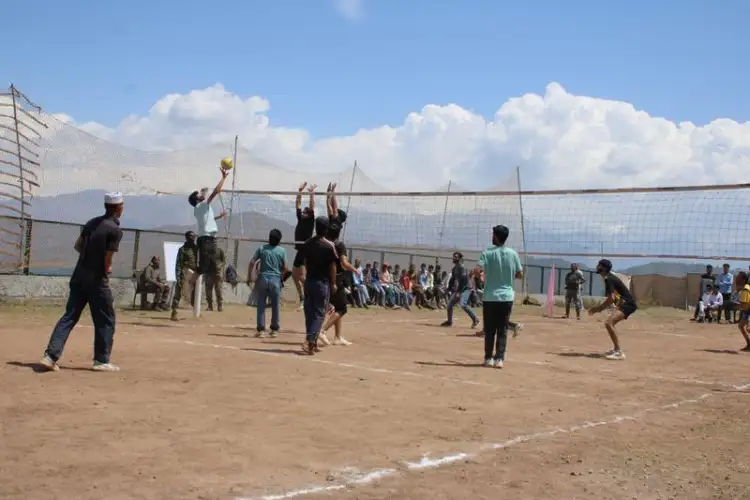 J-K: Indian Army organises inter-village volleyball tournament in Rajouri, draws strong participation