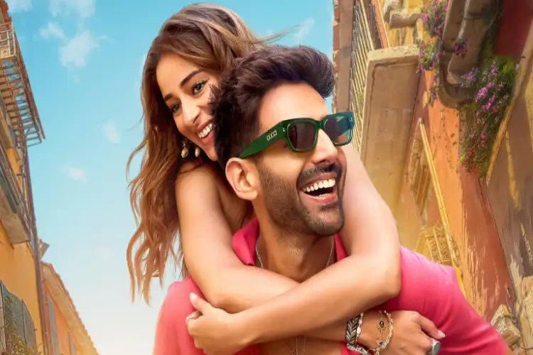 Kartik Aaryan surprises fans at Himesh Reshammiya's Mumbai concert; singer treats to special 'Tu Meri Main Tera Main Tera Tu Meri' song