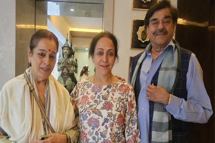 Shatrughan Sinha met Hema Malini to inquire about Dharmendra's health.