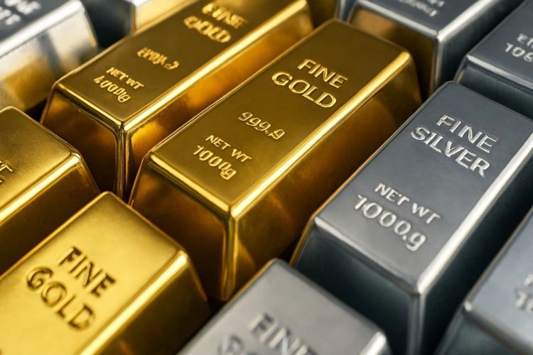 Gold and silver prices fall for the third consecutive session in the futures market.