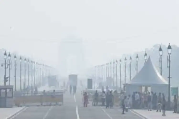 Delhi wakes up to toxic smog, AQI at 392 in 'very poor' category