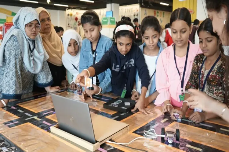 A unique school model was born in Mumbai: where children build boats, shelters and robots.