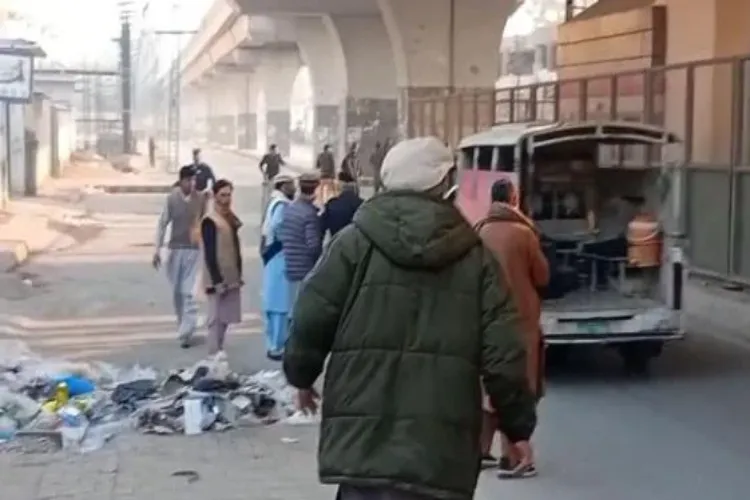 Suicide attack at FC headquarters gate in Peshawar, three soldiers killed