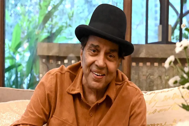 What did Dharmendra write in his last post before being admitted to the hospital?