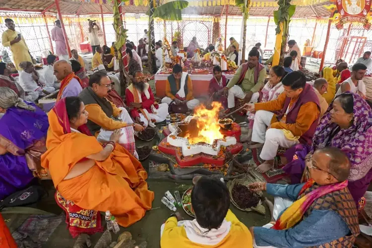 Devotees praise PM Modi and CM Yogi ahead of the flag hoisting ceremony in Ayodhya