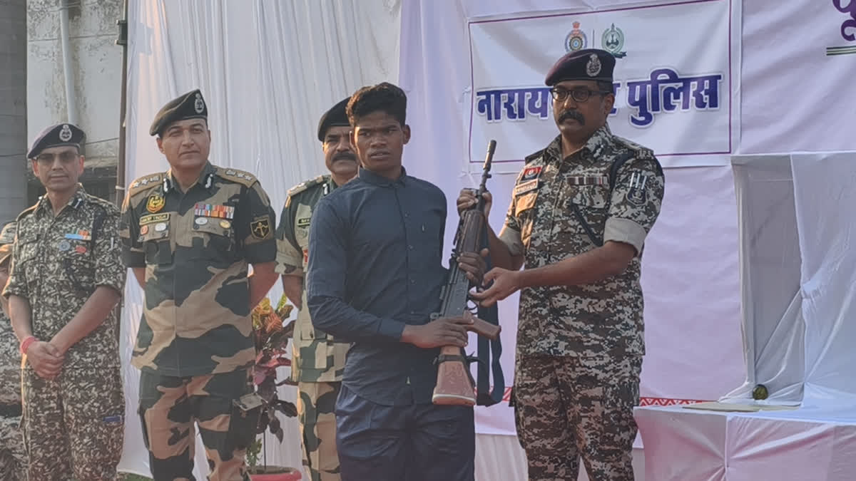 Chhattisgarh: 28 Naxals, including DVC leader surrender before police in Narayanpur