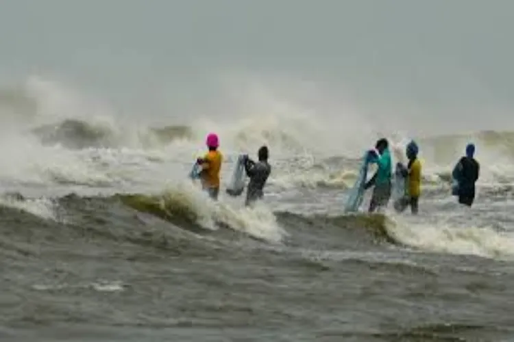 Orange alert in coastal areas as Cyclone Ditvaah moves towards Tamil Nadu and Puducherry