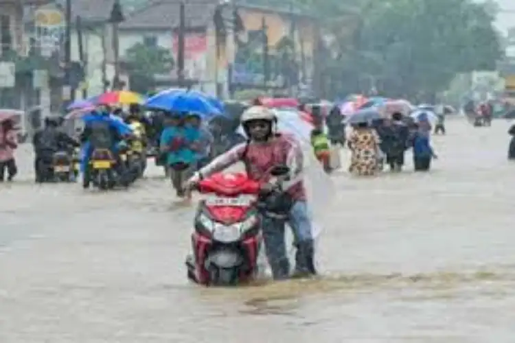 Andhra: Cyclone Ditwah triggers heavy rains in Nellore; Penna river swells with inflow