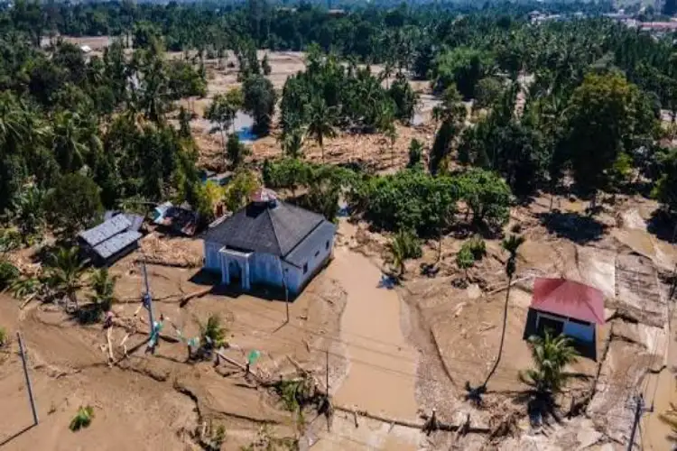 Indonesia flood, landslide death toll climbs to 442, 402 still missing