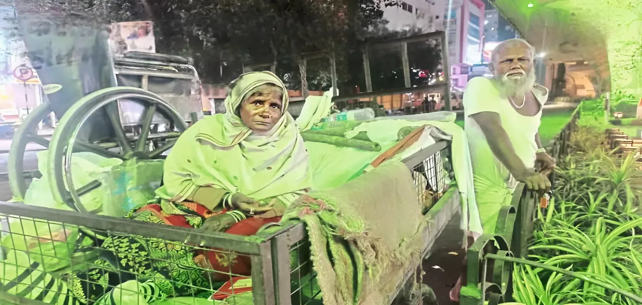 For 20 years, an elderly couple has lived without shelter and without support – holding each other's hands.