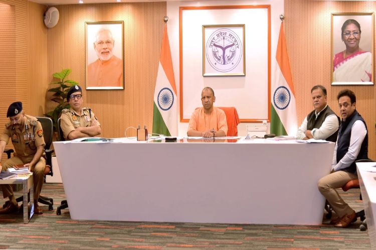 Senior police officers should monitor the resolution of public problems: Yogi Adityanath