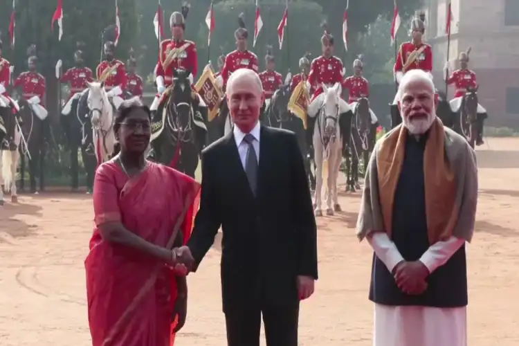 Putin receives ceremonial welcome, Tri-Services Guard of Honour at Rashtrapati Bhavan