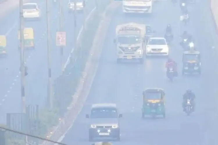 Delhi air quality dips to 'Very Poor' as smog persists; AQI at 303