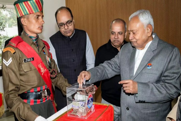 Bihar CM contributes to Ex-Servicemen Welfare Fund