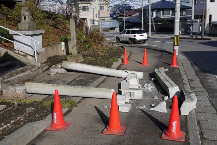 7.5 magnitude earthquake hits Japan: Tsunami waves two feet high