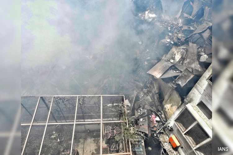 Fire breaks out in a building in Delhi's Chandni Mahal