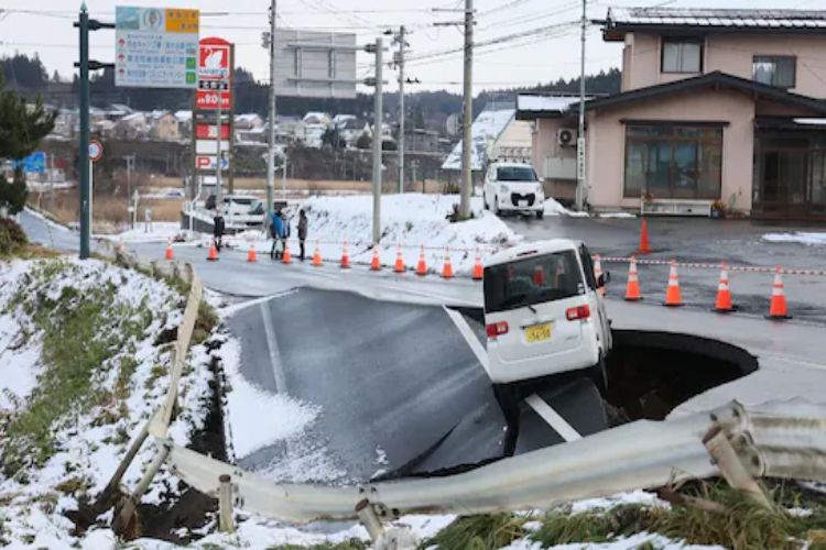Tsunami warning issued after 6.7 magnitude earthquake strikes Japan