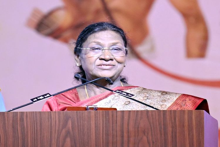 Manipur: President Murmu pays floral tribute at the Nupi Lal Memorial in Imphal
