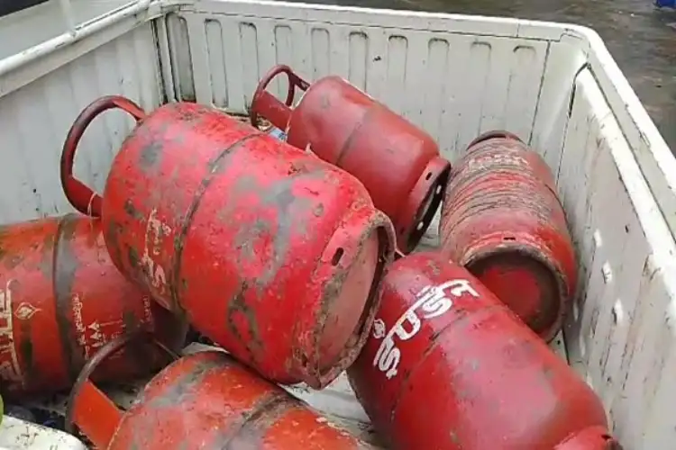 Illegally stored gas cylinders seized