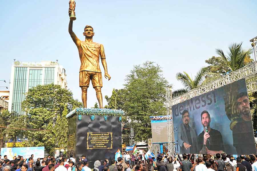 Lionel Messi virtually unveils his 70-foot statue at Lake Town in Kolkataq