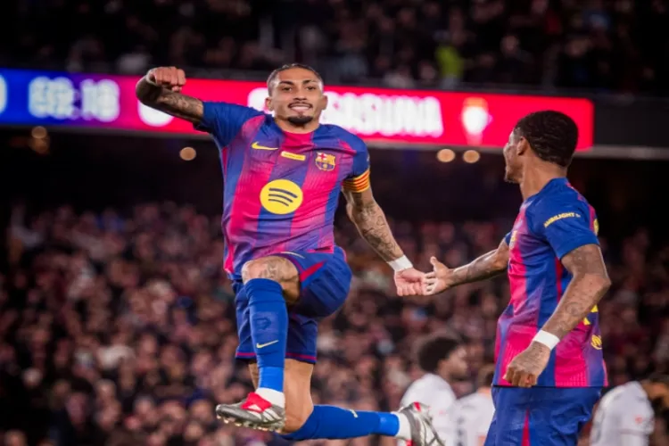 Raphinha's brilliant brace secured Barcelona's seventh consecutive win, defeating Osasuna 2-0.