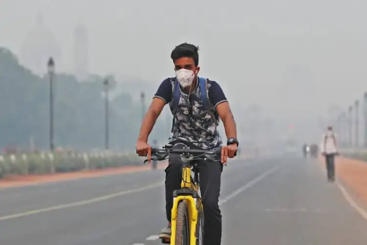 Delhi chokes under AQI 497, residents report breathing issues and eye irritation