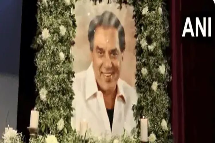 Dharmendra was paid tribute in Mathura; people from the film and political world gathered for the condolence meeting.
