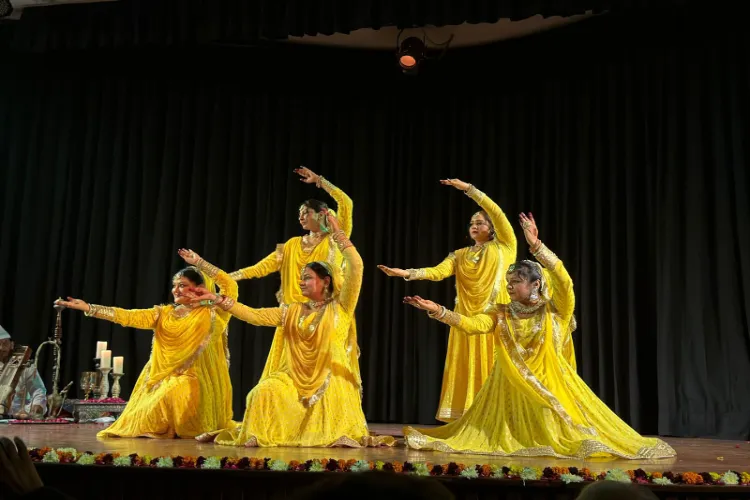 The hundred-year history of courtesan singing, which originated in brothels, is presented in a dance drama.