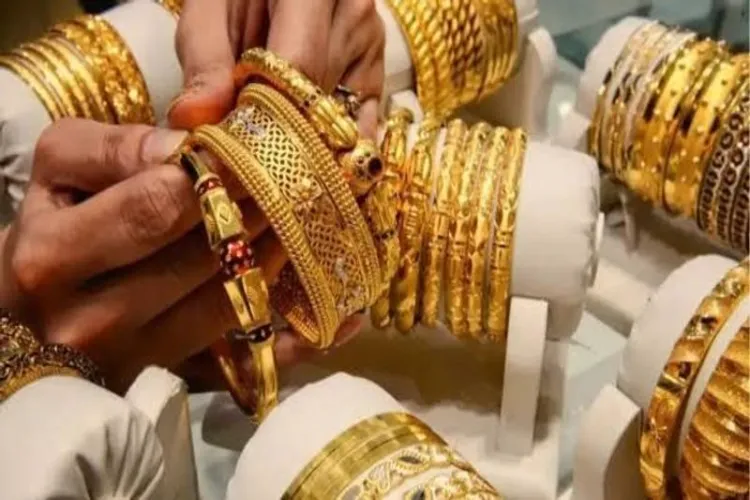 Gold futures prices reached a new record high of 1,35,496 rupees per 10 grams.