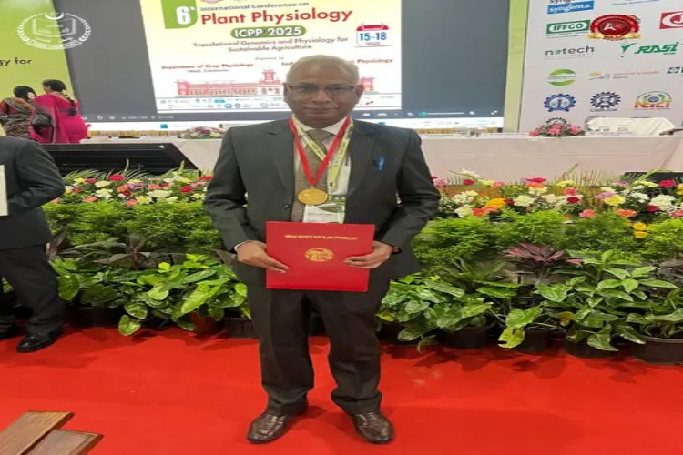 A historic honor in the field of plant science: Professor M.Z. Abdeen receives the J.J. Chinoy Gold Medal.