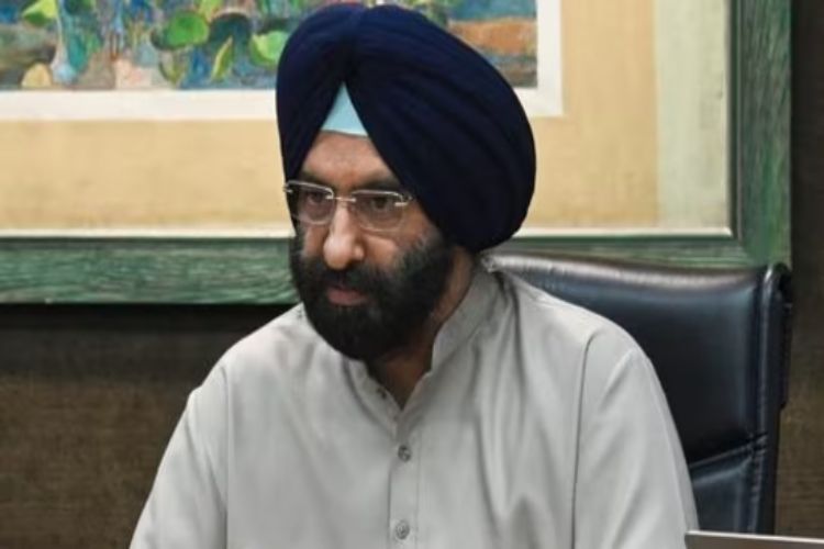 Vehicles without pollution control certificate will not get fuel in Delhi from Thursday: Sirsa