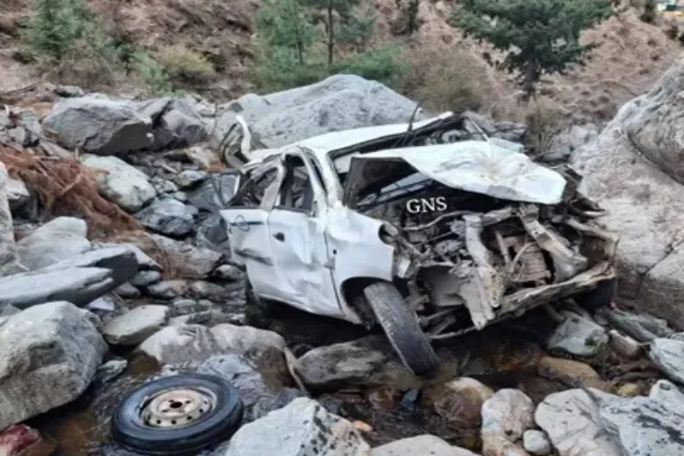 Tragic accident on Delhi-Mumbai Expressway: Three killed and one seriously injured as pickup truck catches fire.