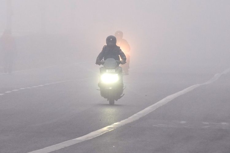 Dense fog engulfs Delhi-NCR, air quality 'very poor'