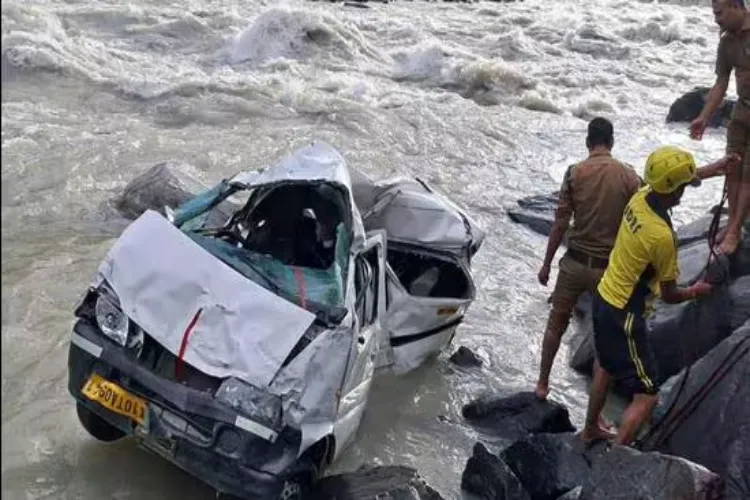 Uttarakhand: Pilgrim's car falls into a gorge in Nainital, three killed.