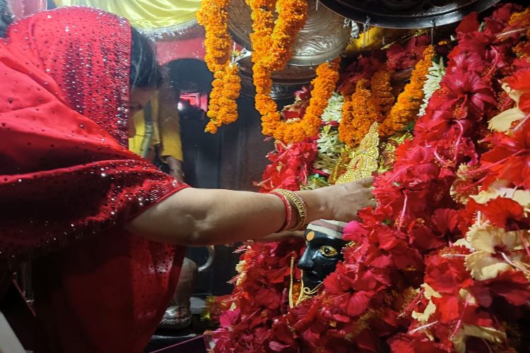 Gold crown stolen from famous Thawe temple in Gopalganj, Bihar